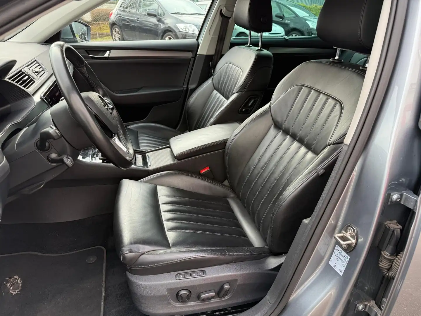 Skoda Superb 1.5 TSI Sportline DSG Leder/Memory/Carplay/BTWincl Grijs - 2