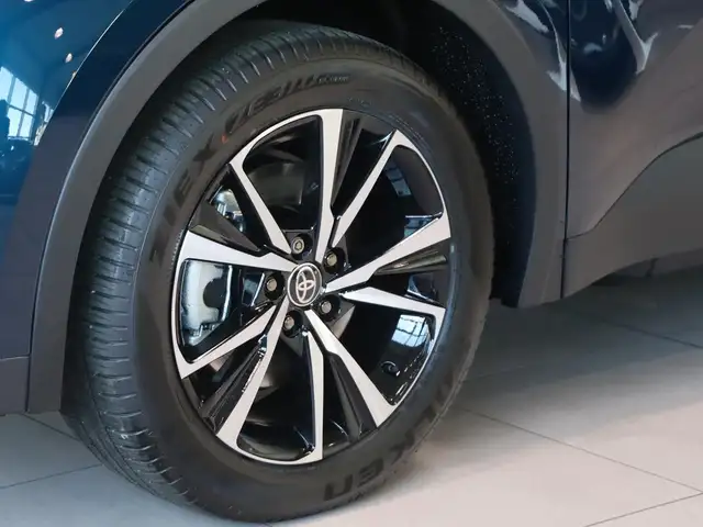 Toyota C-HR view 13