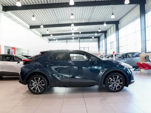 Toyota C-HR view 3