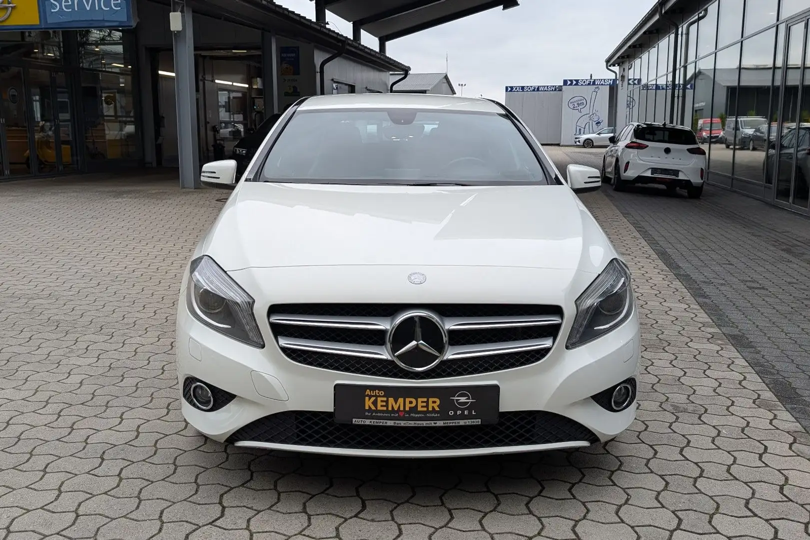 Mercedes-Benz A 180 A-Klasse A180 Autom. *Xenon*Navi* Weiß - 2