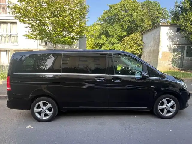 Mercedes-Benz 220 view 2