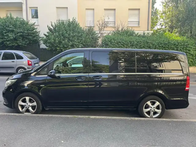 Mercedes-Benz 220 view 4