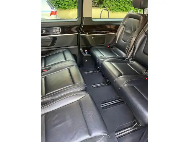 Mercedes-Benz 220 view 5