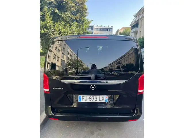 Mercedes-Benz 220 view 3