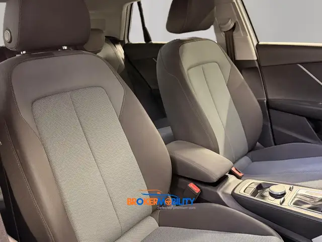 Audi Q2 view 13