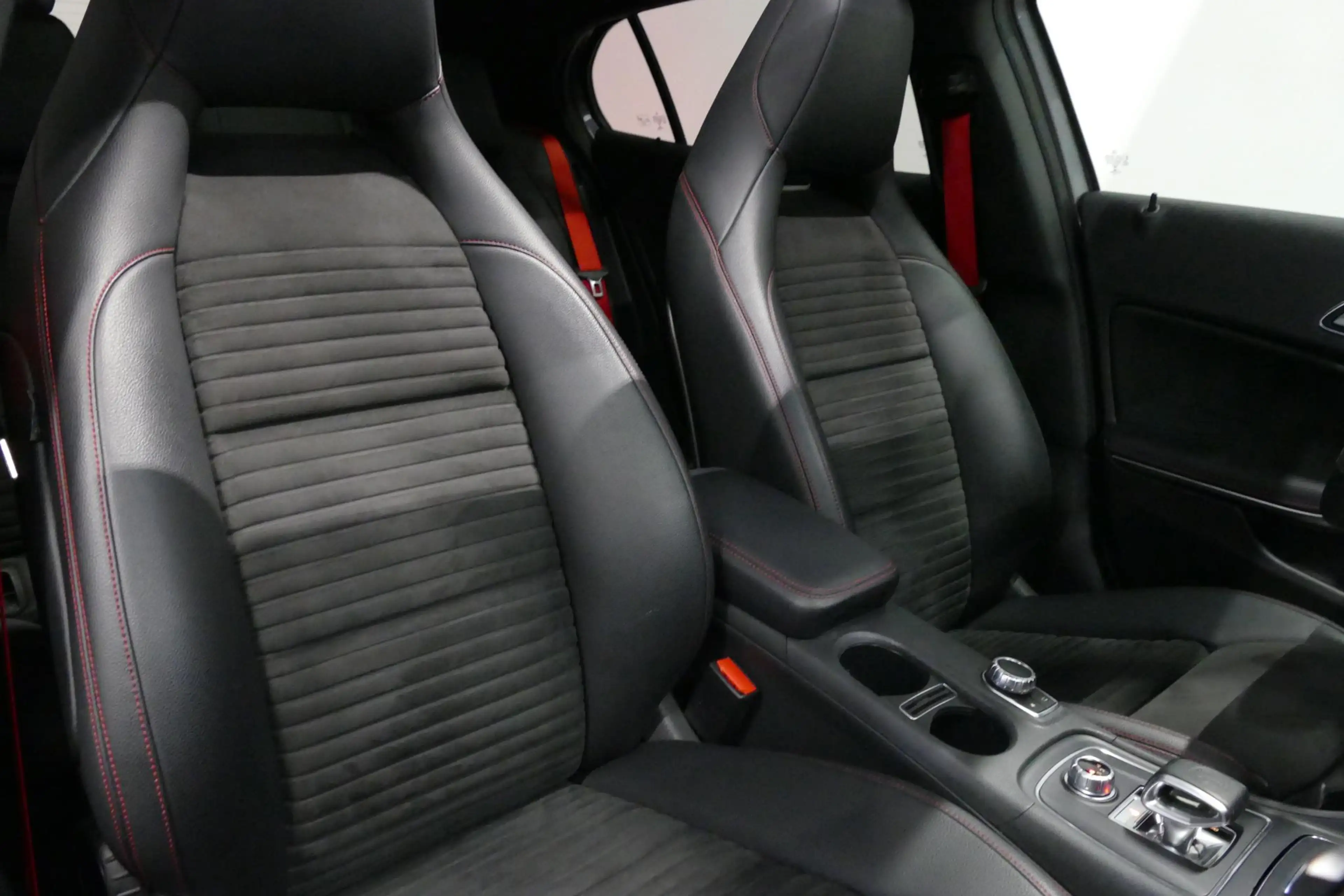 Mercedes-Benz GLA 45 AMG 4MATIC Premium Plus / UNIEK / Panoramadak / AMG Pe — photo 35