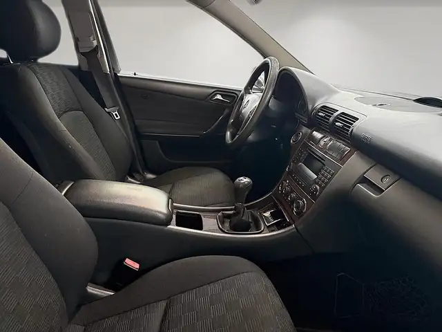 Mercedes-Benz C-Class view 8