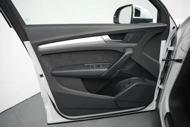 Audi Q5 view 11