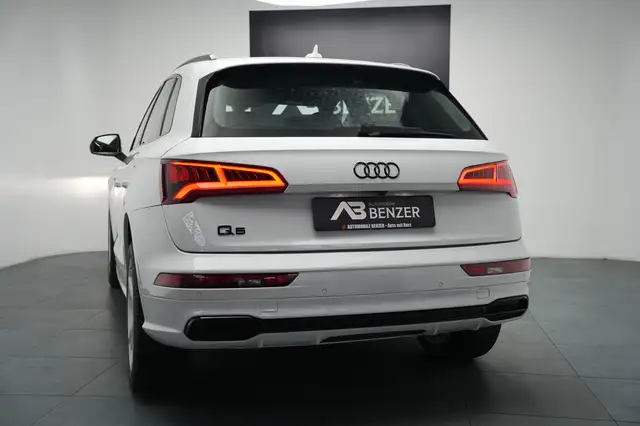 Audi Q5 view 8