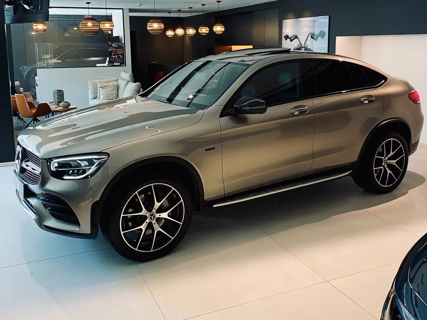 Mercedes-Benz GLC 300 e 9G Plug-in Coupé AMG & NIGHT MBUX/OD/El.Trekh Plateado - 1
