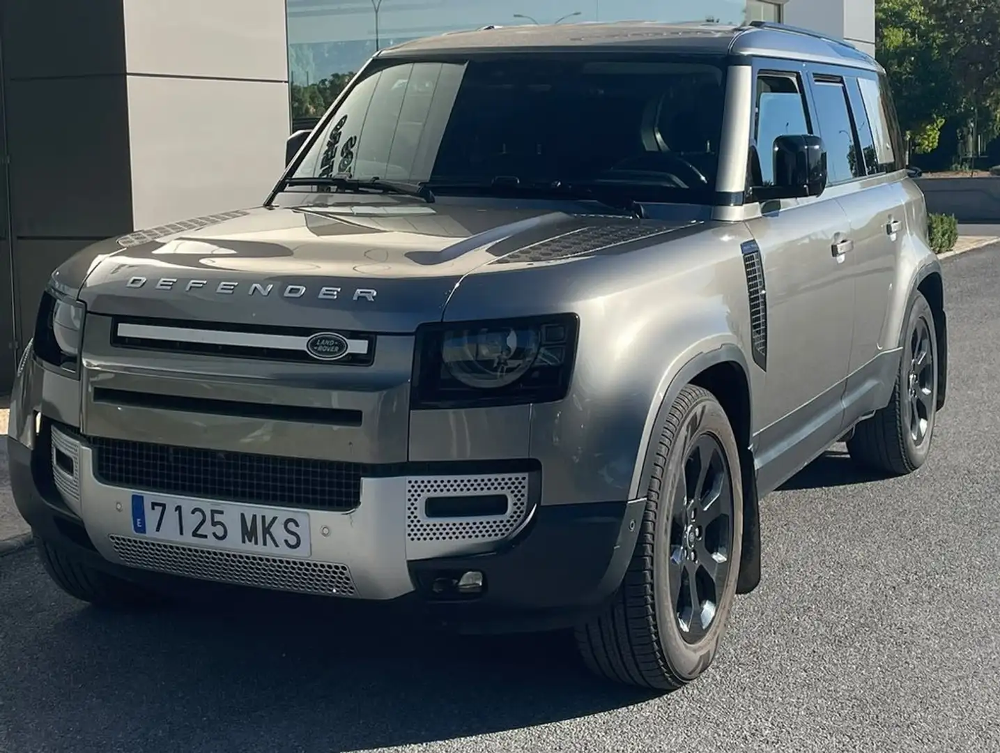 Land Rover Defender 110 3.0D l6 MHEV SE AWD Aut. 250 Beige - 1