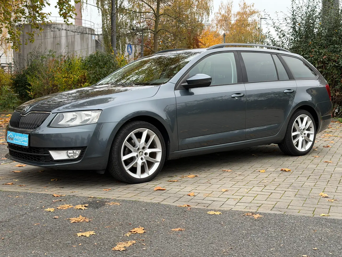 Skoda Octavia 2.0 TDI Ambition DSG / Navi / AHK/ Scheckheft Grau - 2