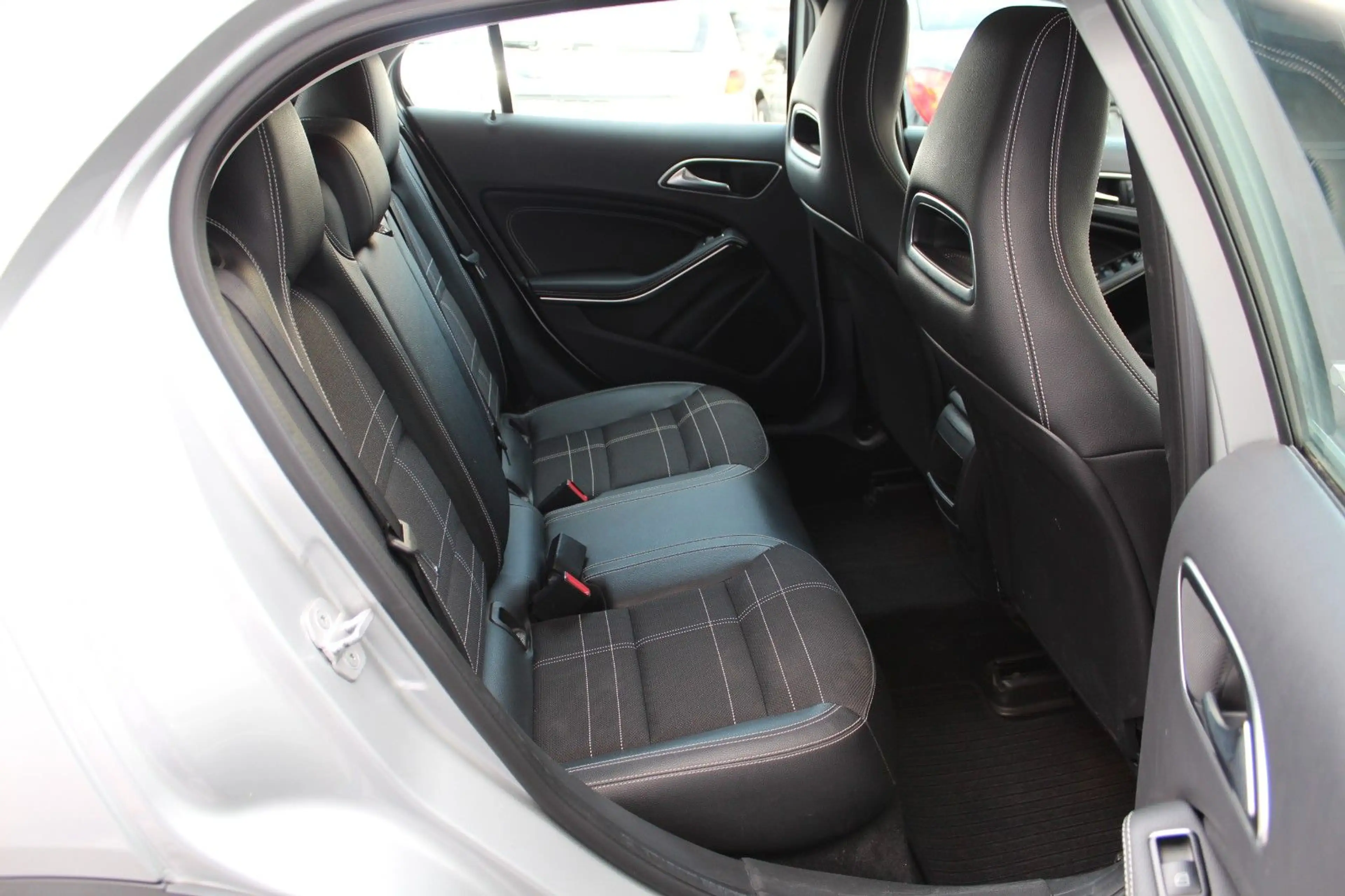 Mercedes-Benz GLA 220 CDI Aut. Xenon*Leder*Sportsitze*Alu18".. — photo 11