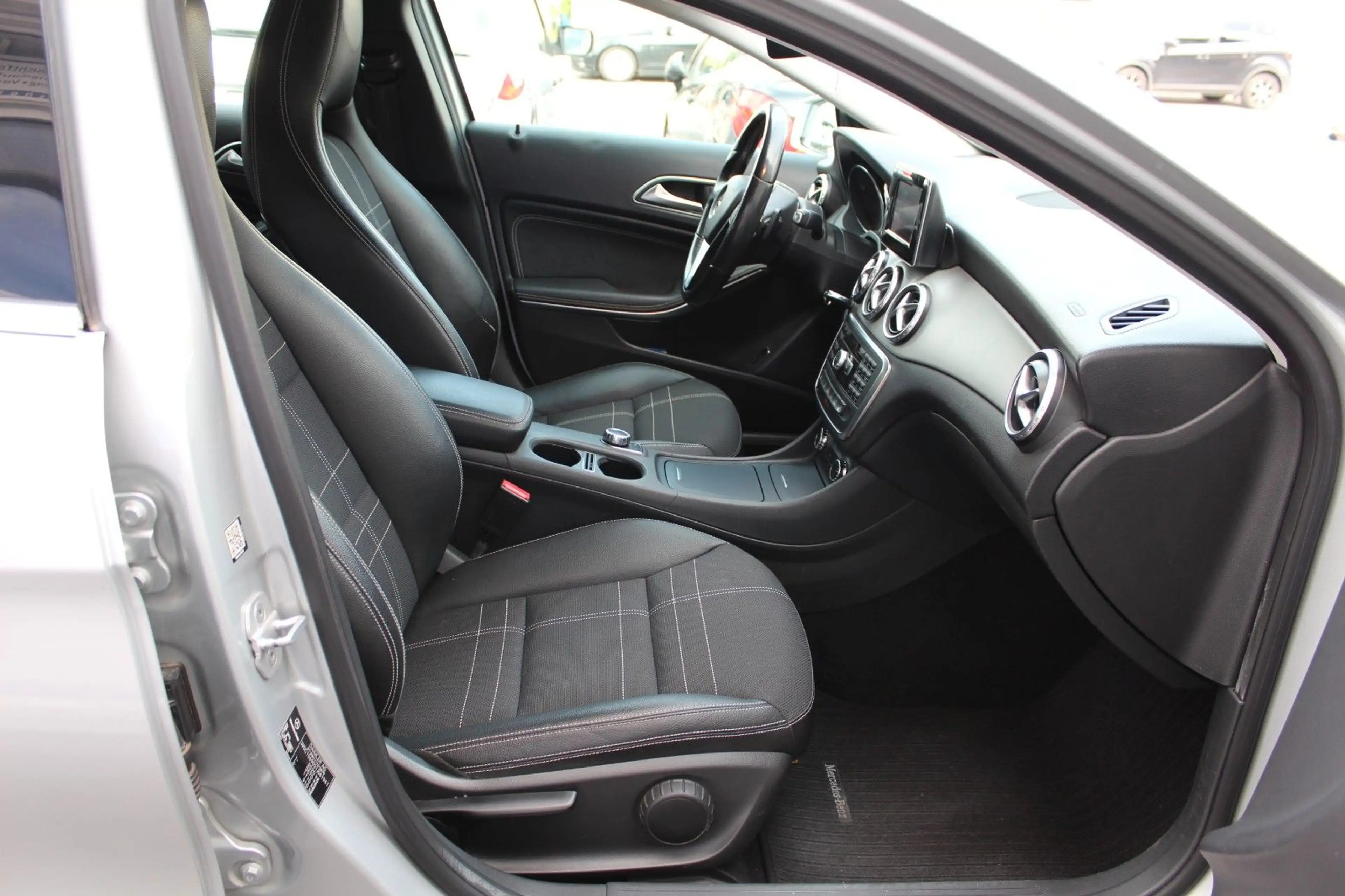 Mercedes-Benz GLA 220 CDI Aut. Xenon*Leder*Sportsitze*Alu18".. — photo 13