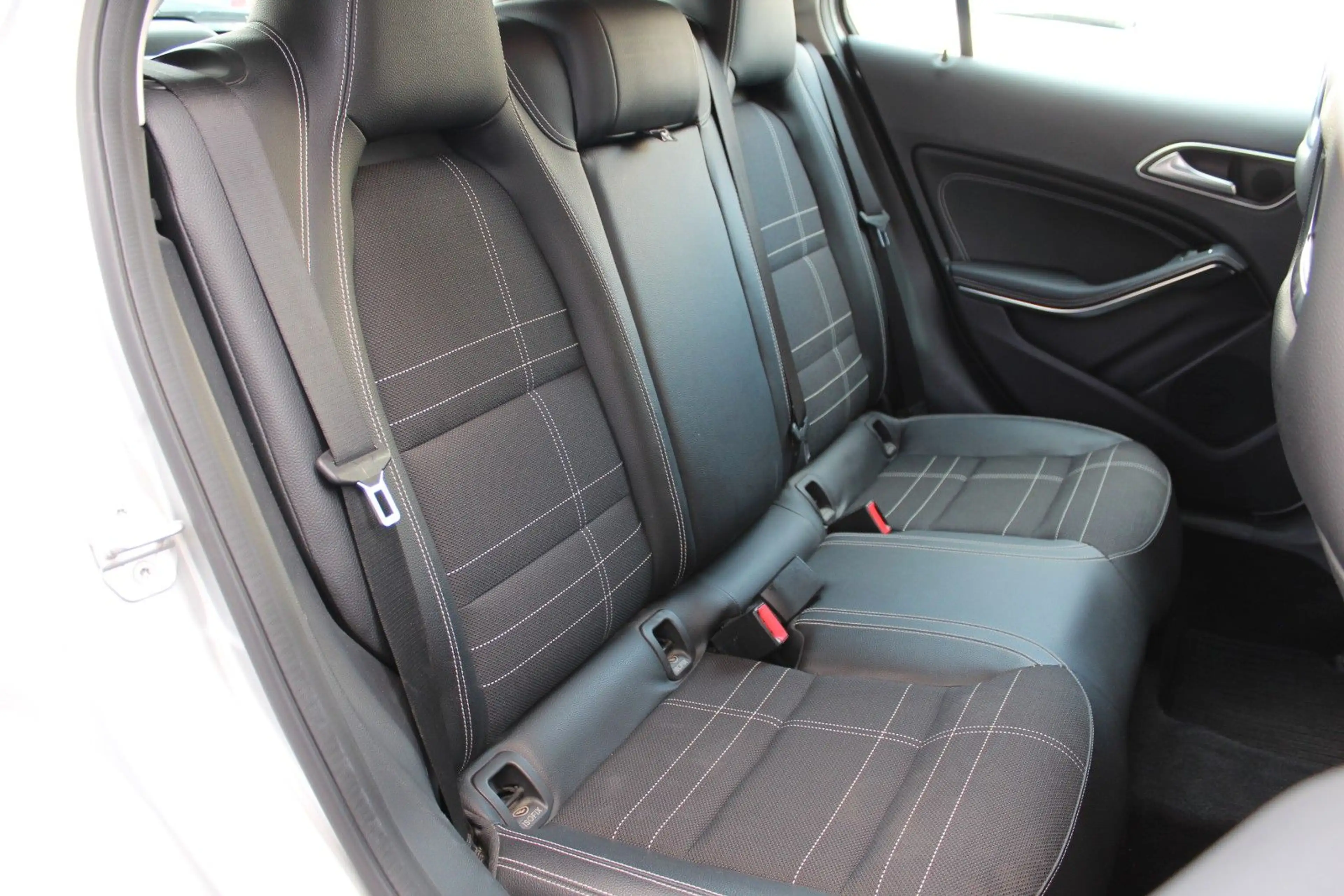 Mercedes-Benz GLA 220 CDI Aut. Xenon*Leder*Sportsitze*Alu18".. — photo 12