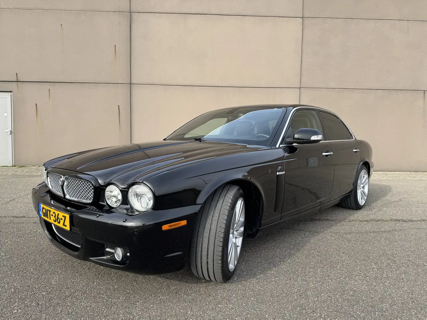 Jaguar XJ 4.2 V8 Executive Negro - 1