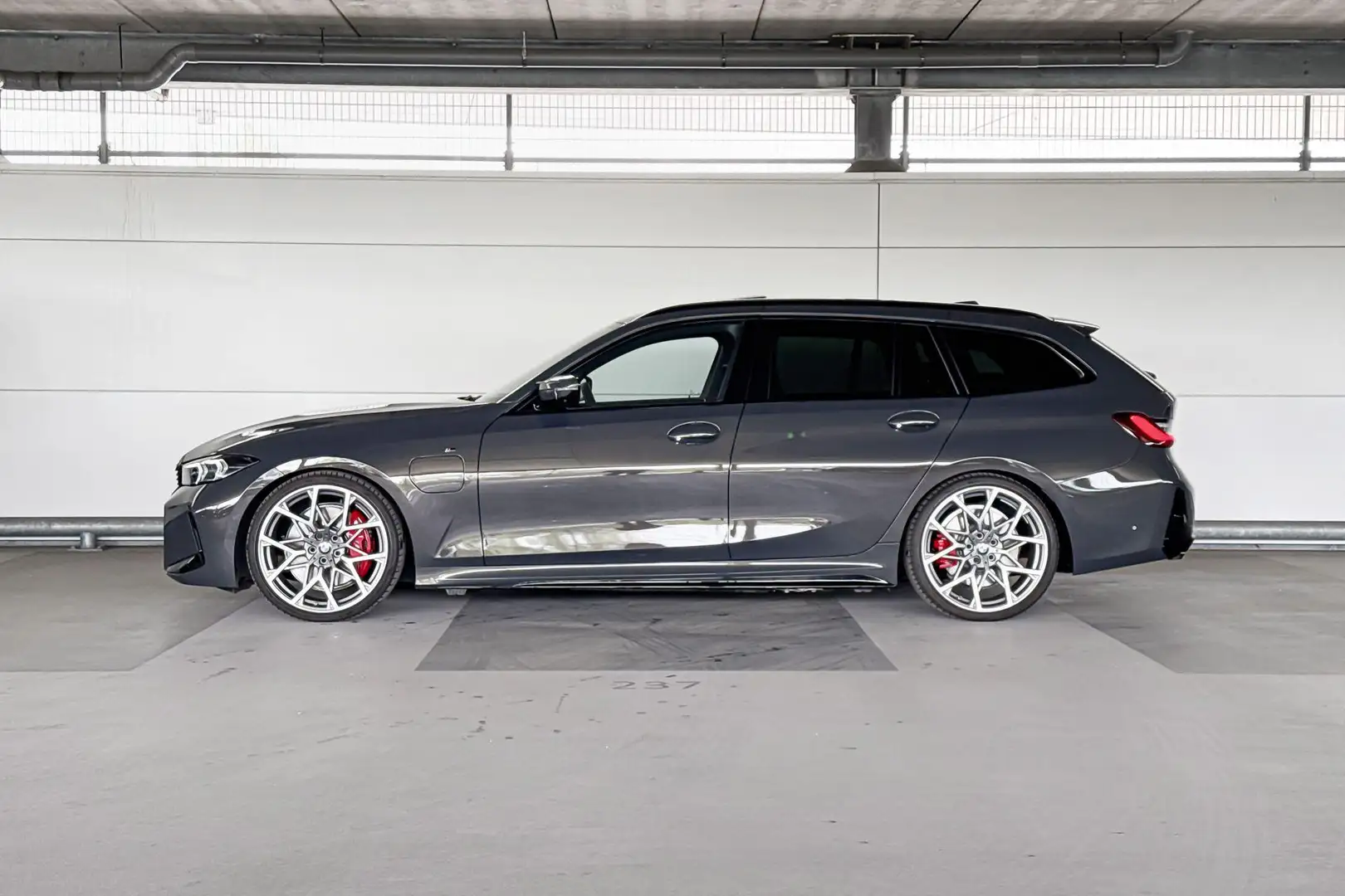 BMW 330 3 Serie Touring 330e | M Sportpakket Pro | Glazen Gris - 2