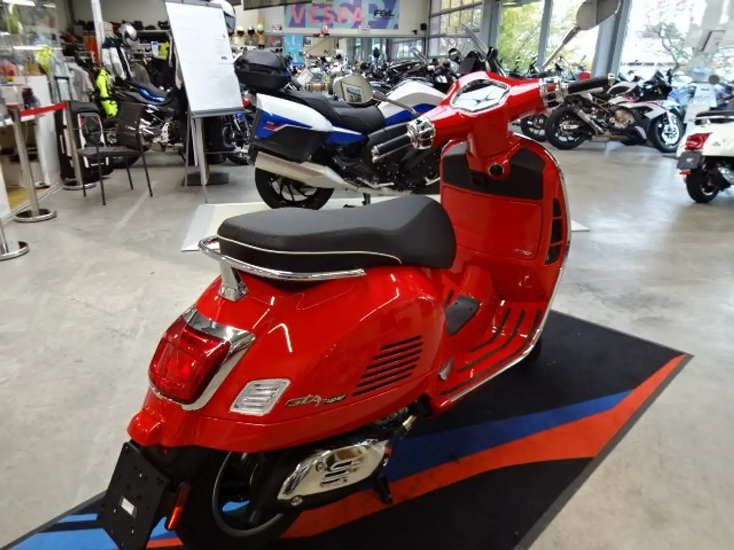 Vespa GTS Super 300 E5 rot - Neufahrzeug Roşu - 2