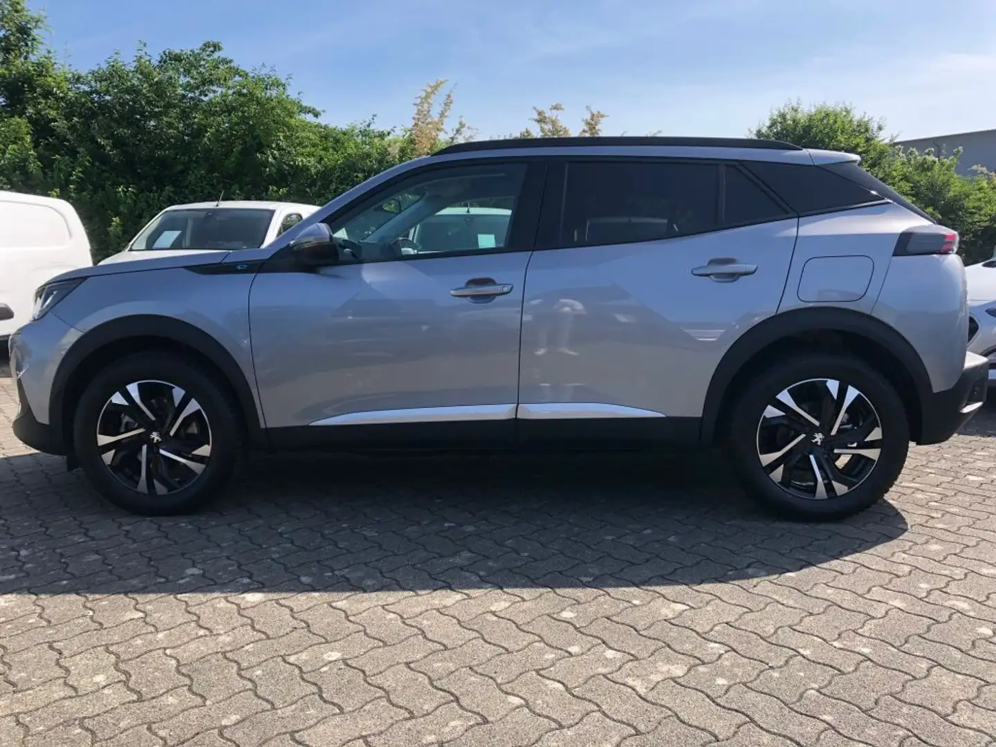 Peugeot 2008 Elektro Allure Pack Silber - 2