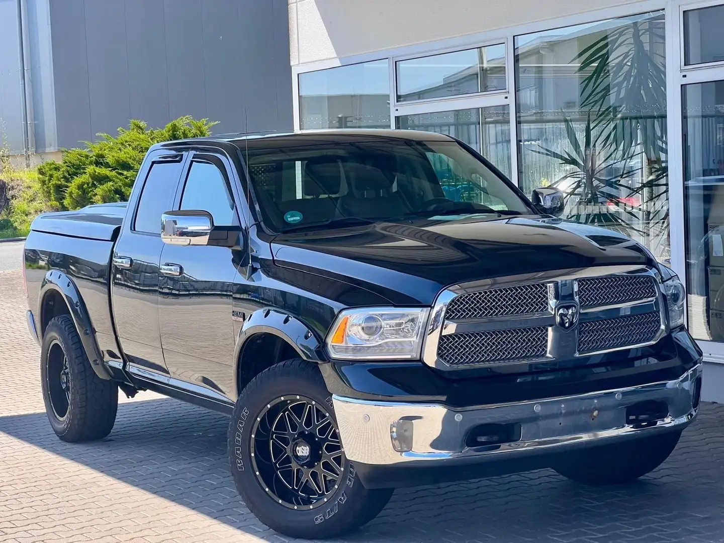 Dodge RAM 5,7 LARAMIE Quadcab 4x4 EU GAS LPG Navi Schwarz - 1