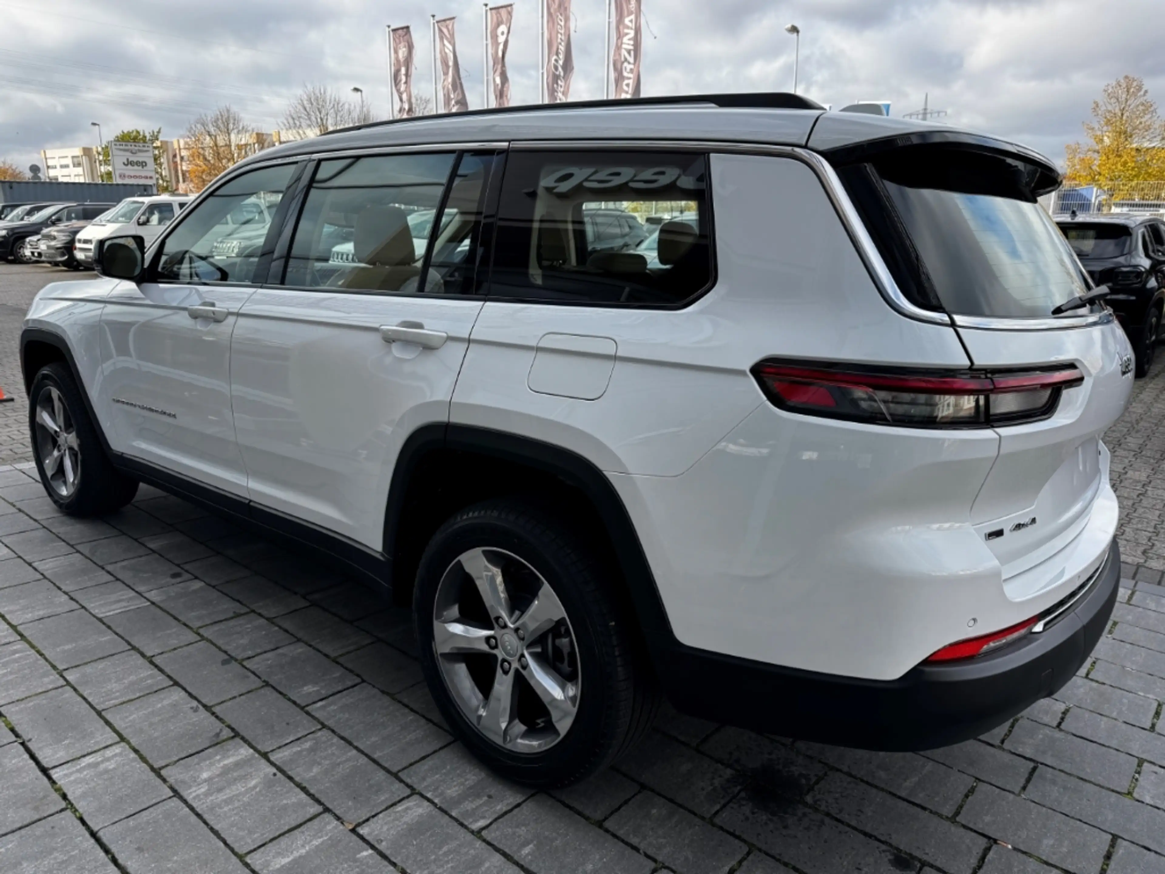 Jeep Grand Cherokee Lang Limited 7 Sitze Leder 3.6 El. Panodach Navi D — photo 5