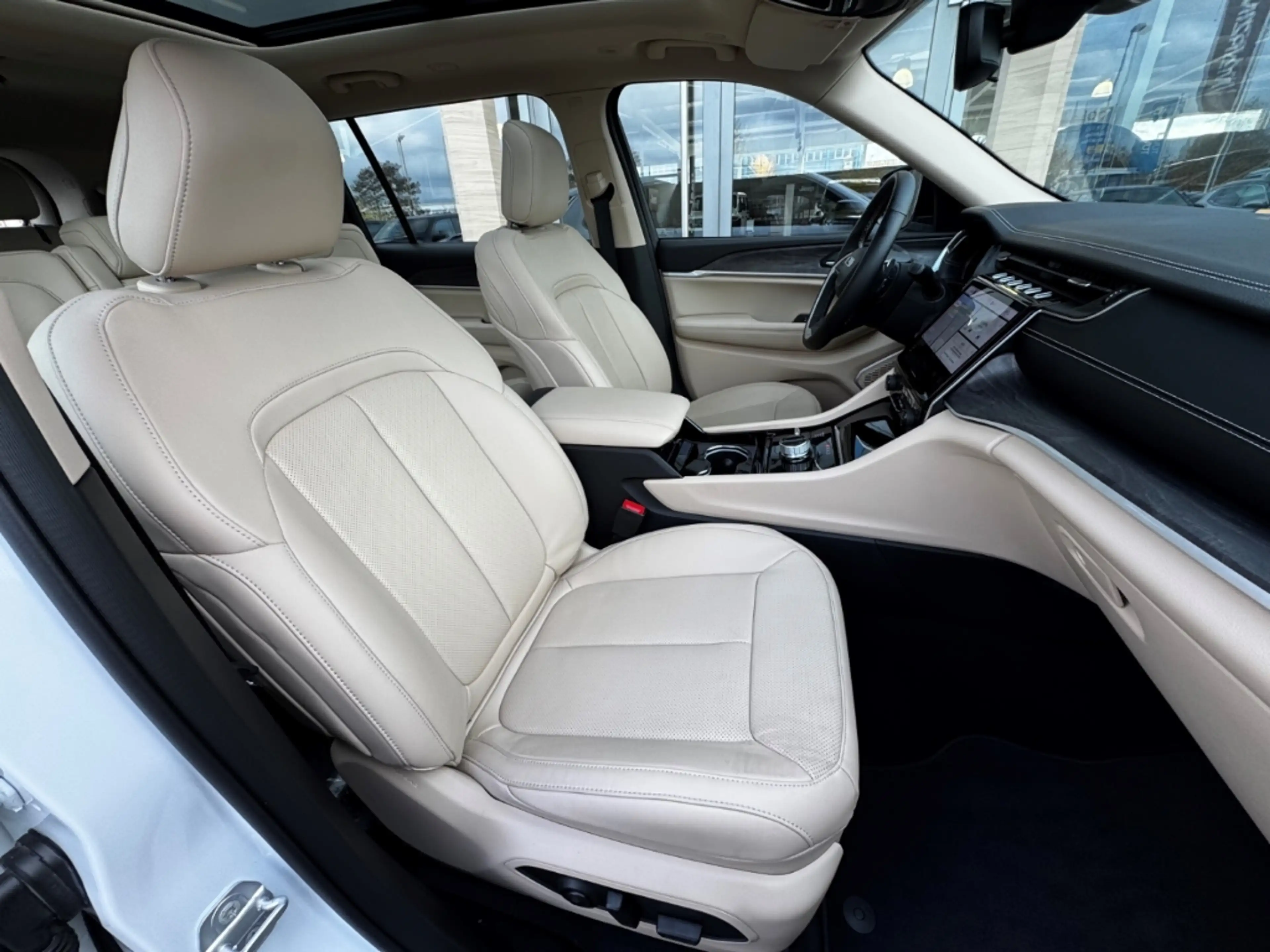 Jeep Grand Cherokee Lang Limited 7 Sitze Leder 3.6 El. Panodach Navi D — photo 11