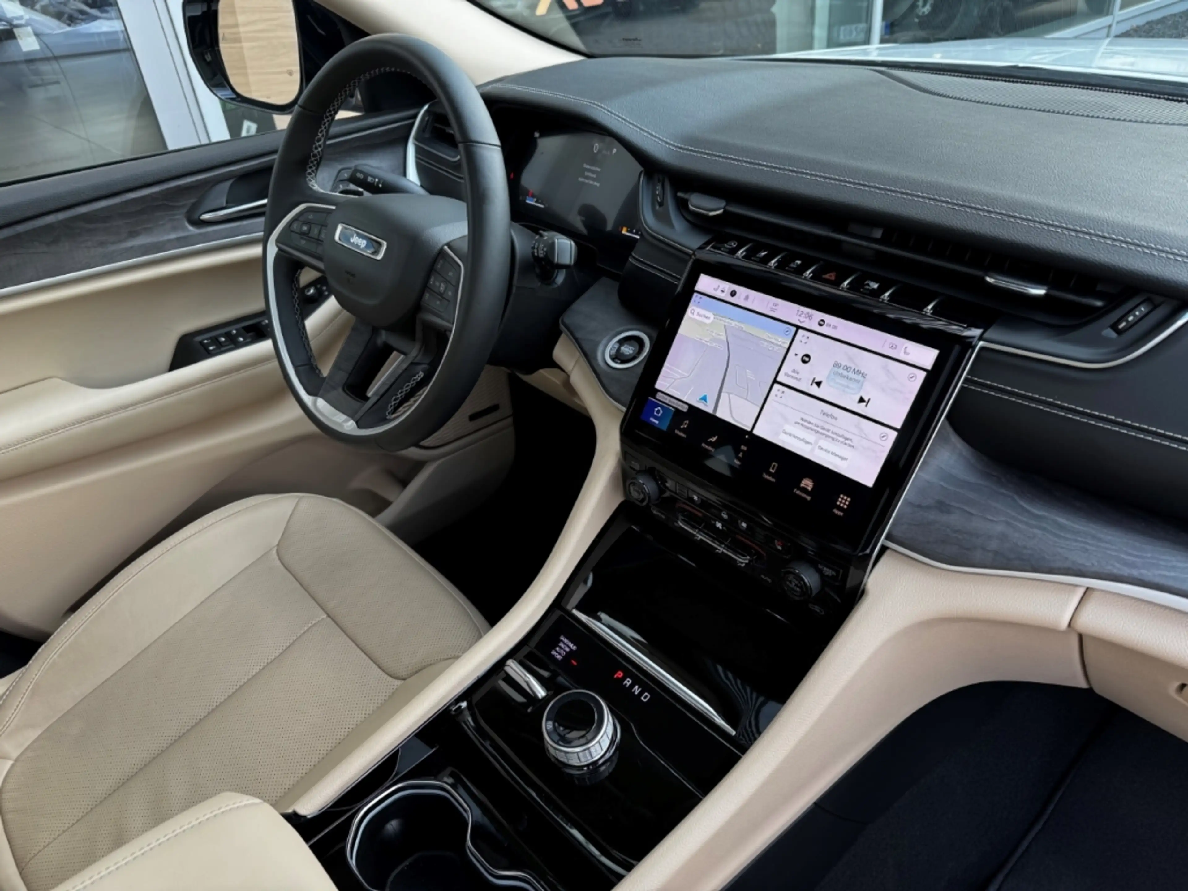 Jeep Grand Cherokee Lang Limited 7 Sitze Leder 3.6 El. Panodach Navi D — photo 12
