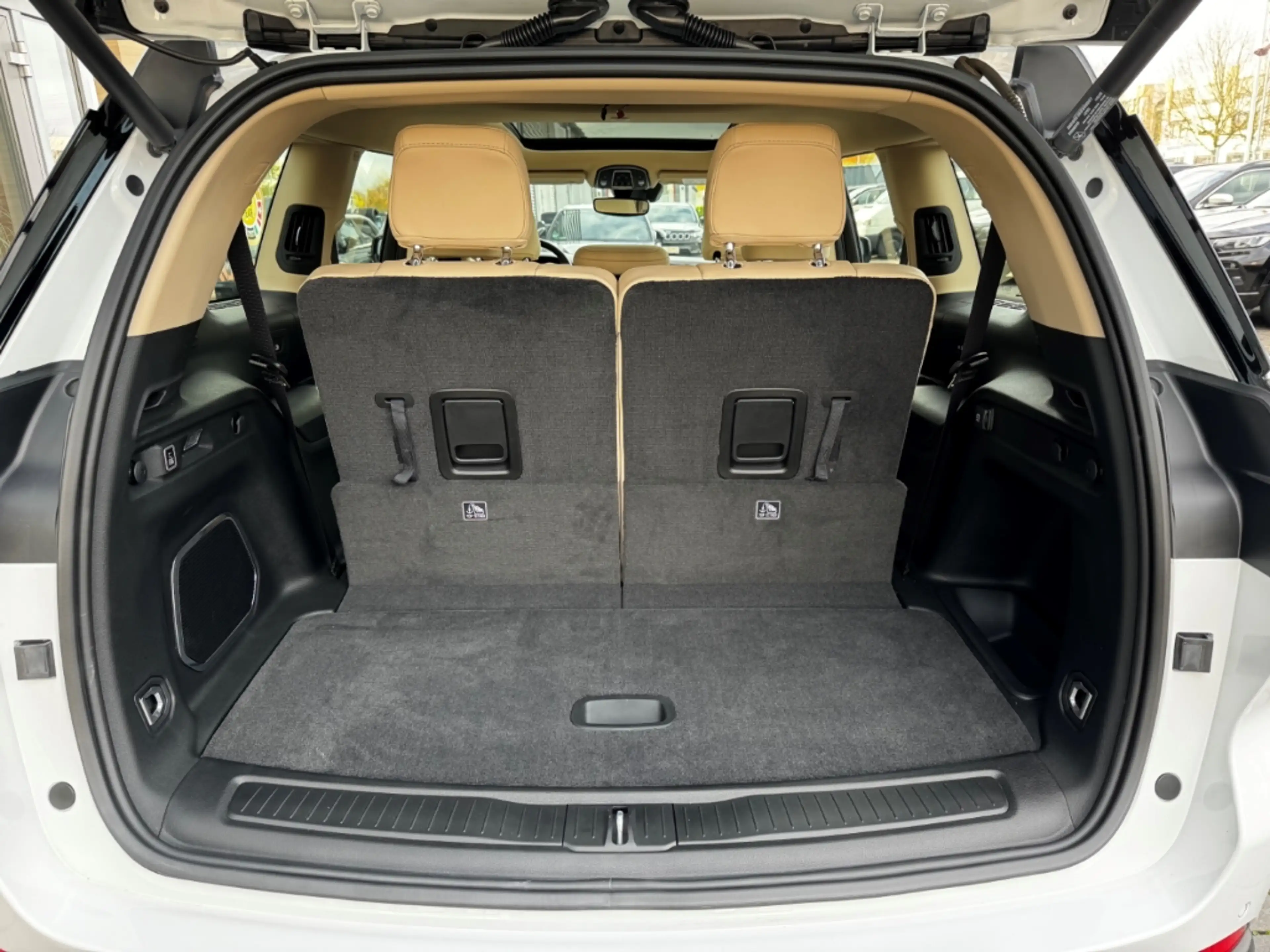 Jeep Grand Cherokee Lang Limited 7 Sitze Leder 3.6 El. Panodach Navi D — photo 7