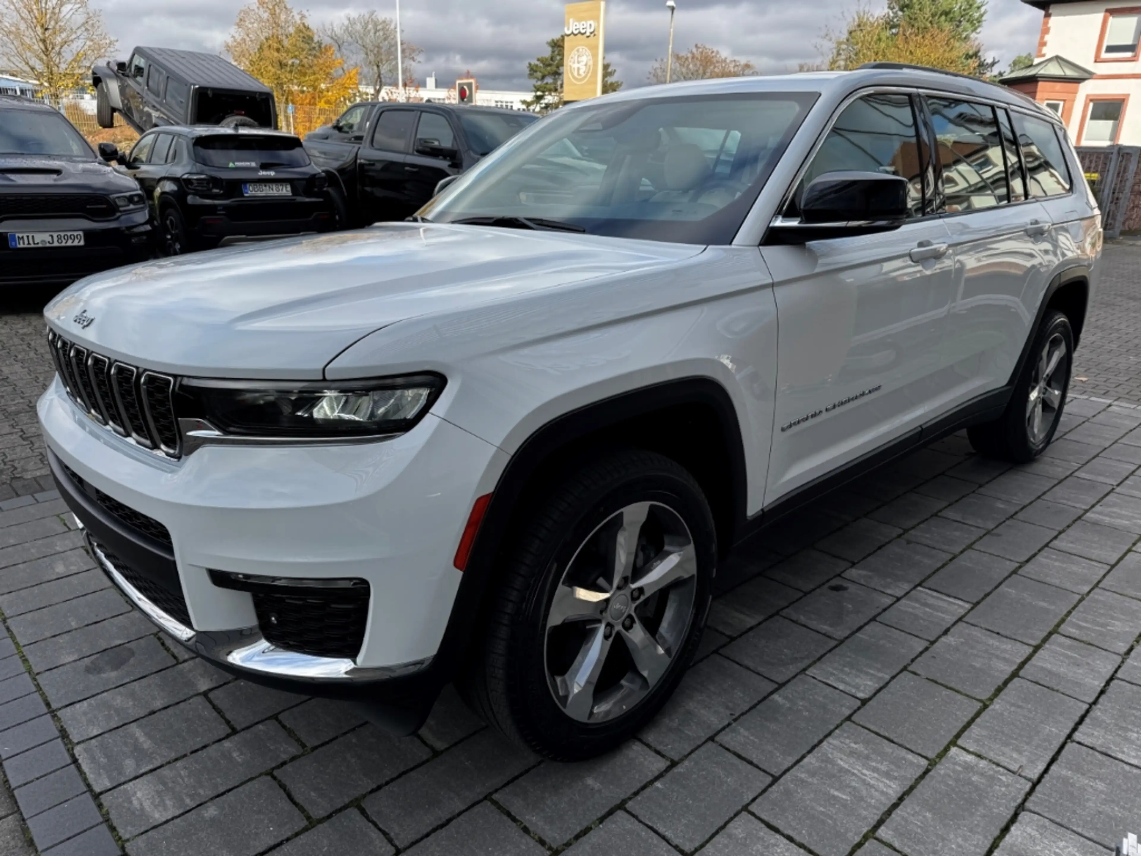 Jeep Grand Cherokee Lang Limited 7 Sitze Leder 3.6 El. Panodach Navi D — photo 4