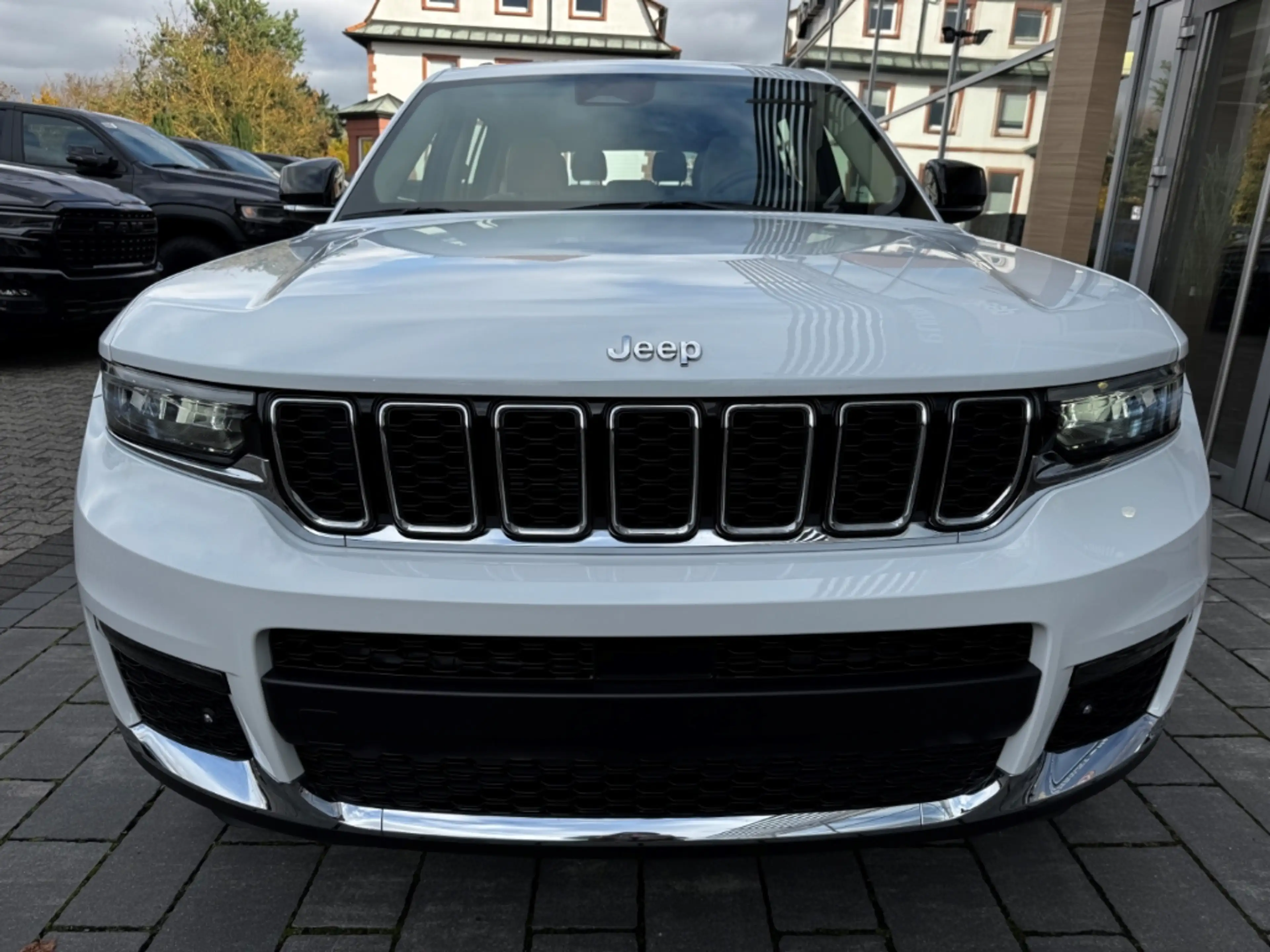 Jeep Grand Cherokee Lang Limited 7 Sitze Leder 3.6 El. Panodach Navi D — photo 3