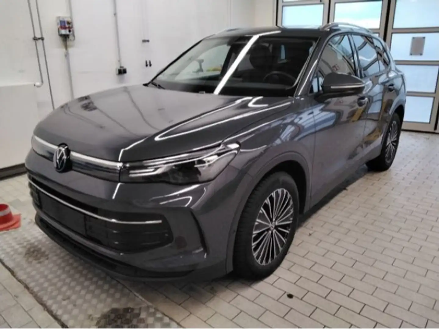 Volkswagen Tiguan Life 1.5 eTSI DSG AHK IDA NEUES MODELL Gris - 2