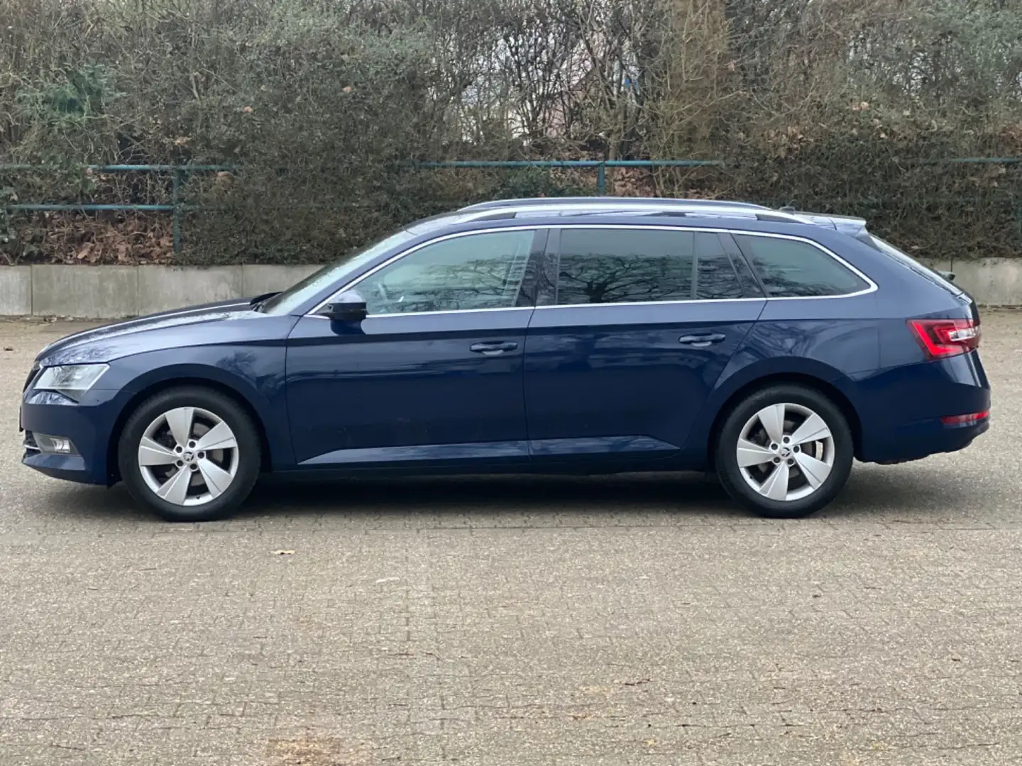 Skoda Superb Combi Style*NAVI*TEMPOMAT*SHZ*PDC* Синій - 2
