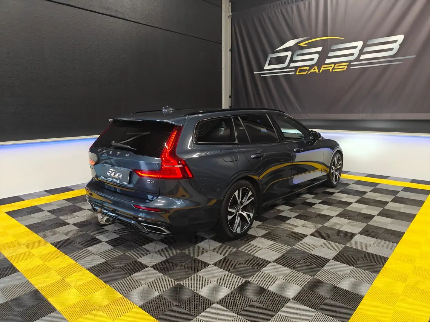 Volvo V60 2.0 D3 R-Design/Keyless/DodeHoek/Leder/Trekhaak Blue - 2