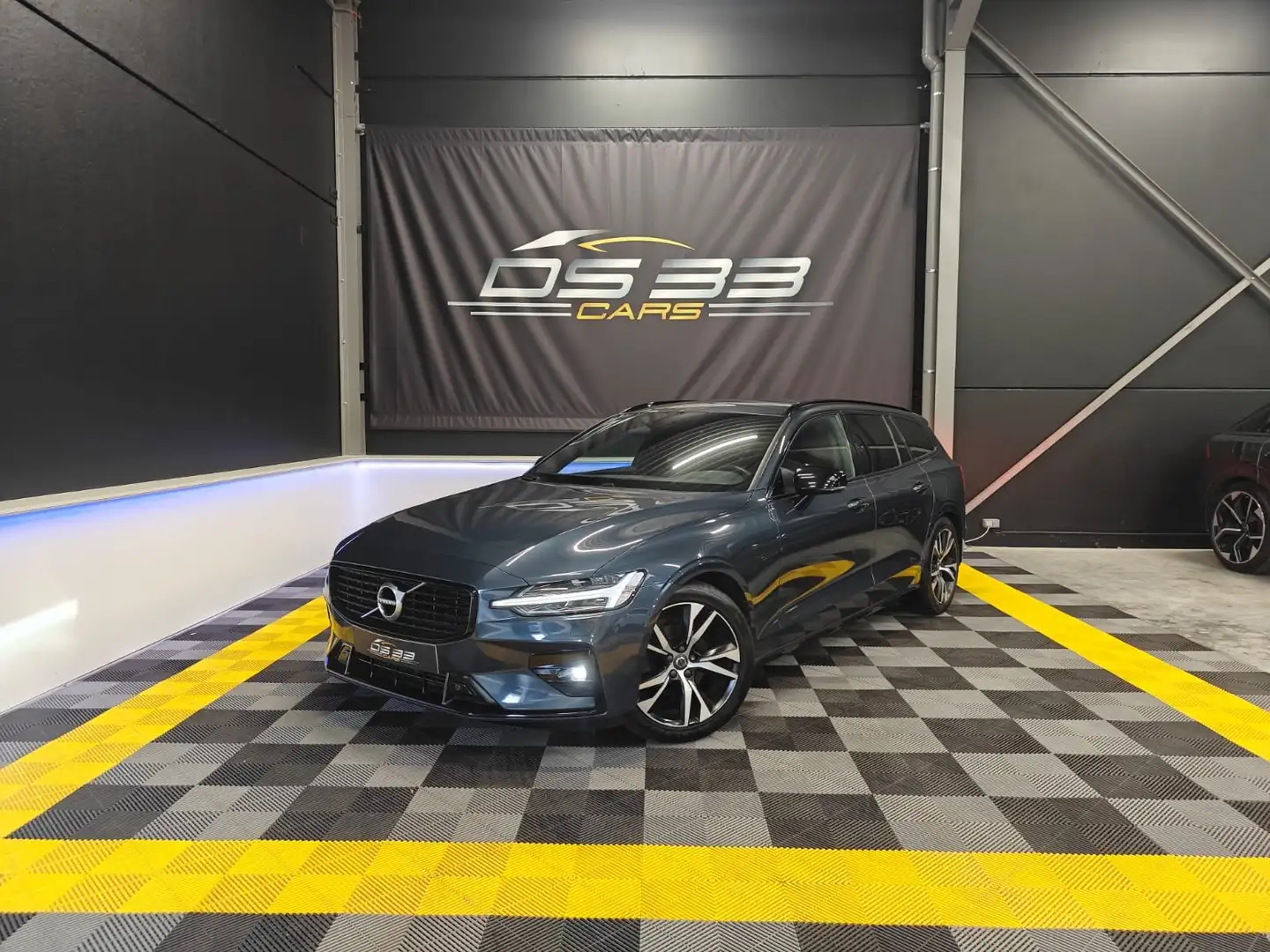 Volvo V60 2.0 D3 R-Design/Keyless/DodeHoek/Leder/Trekhaak Blue - 1
