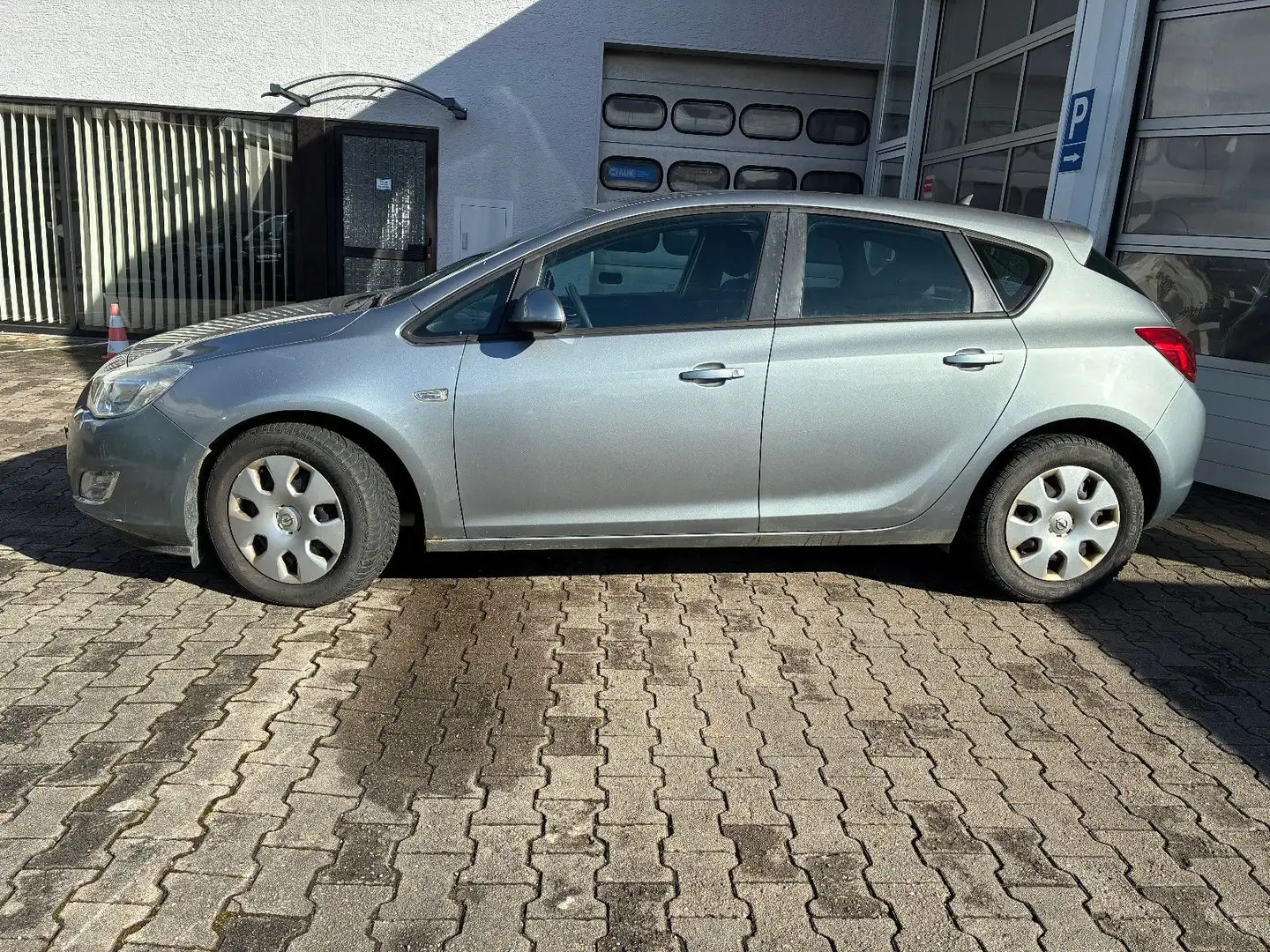 Opel Astra J Lim. 5-trg. Edition -AHK-HU 02/28- Silber - 2