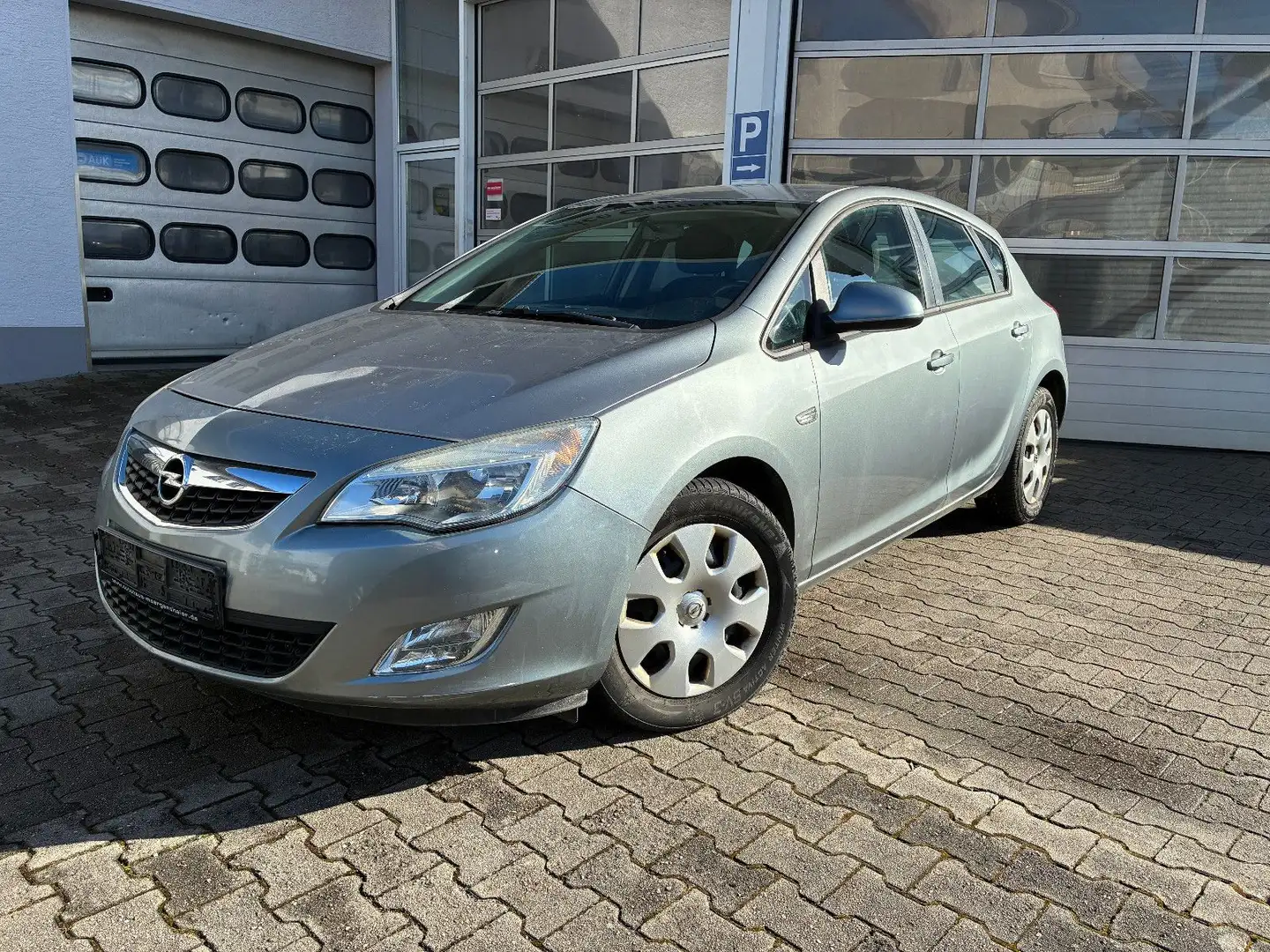 Opel Astra J Lim. 5-trg. Edition -AHK-HU 02/28- Silber - 1