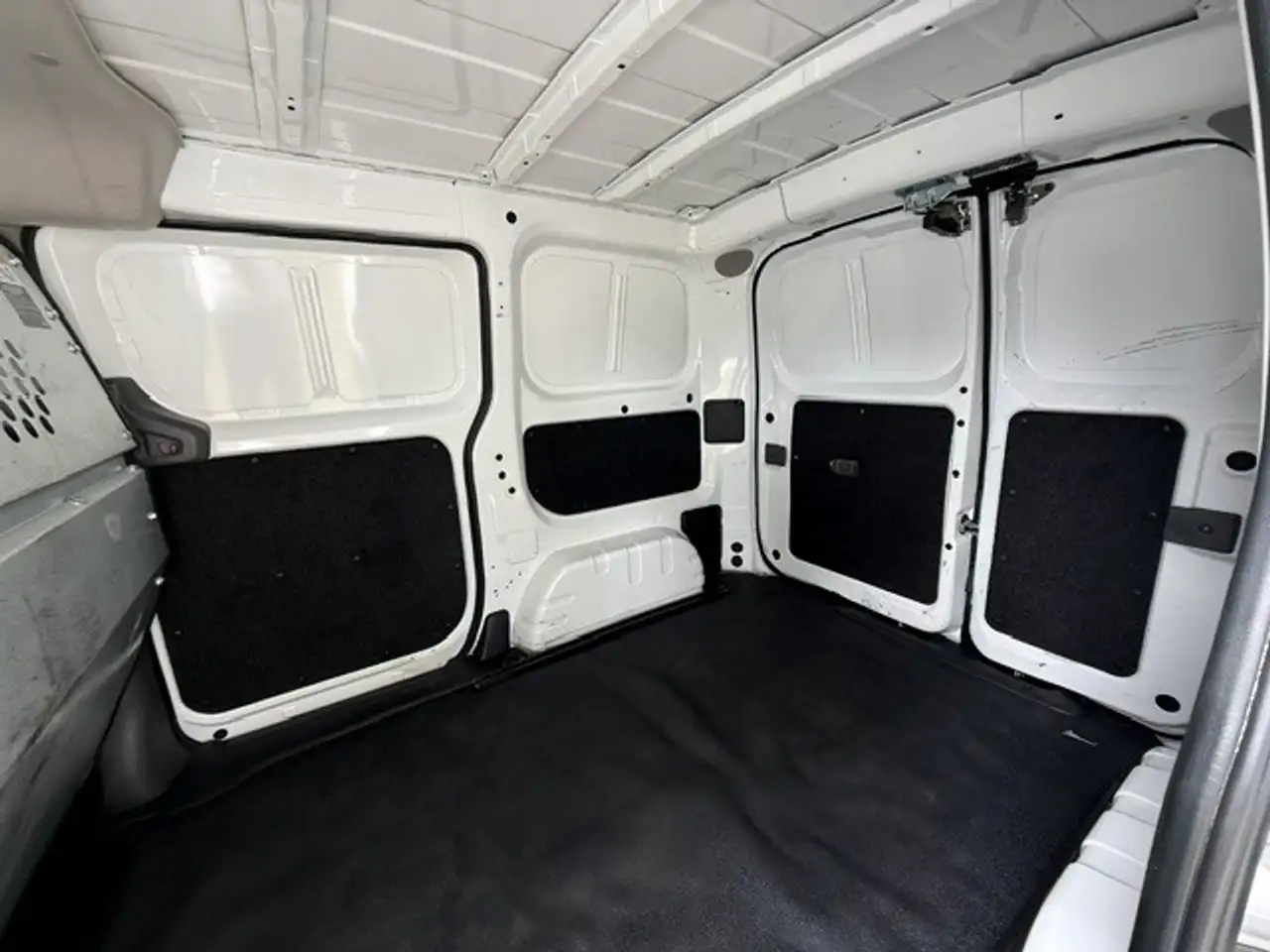 Nissan NV200 снимка Nissan NV200