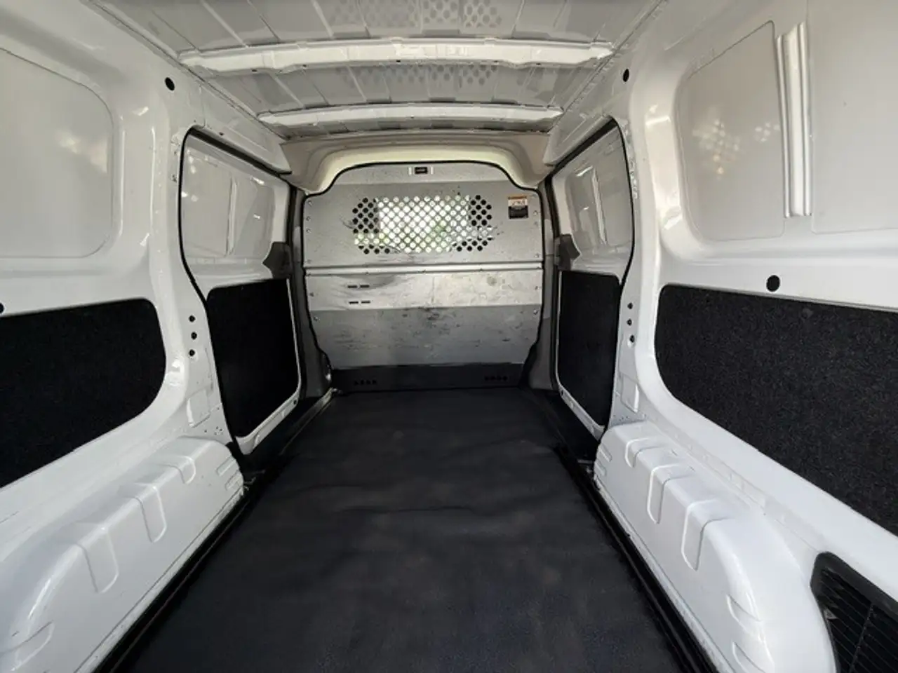 Nissan NV200 снимка Nissan NV200