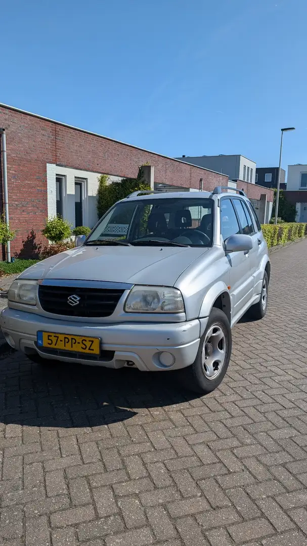 Suzuki Grand Vitara 2.0 srebrna - 1