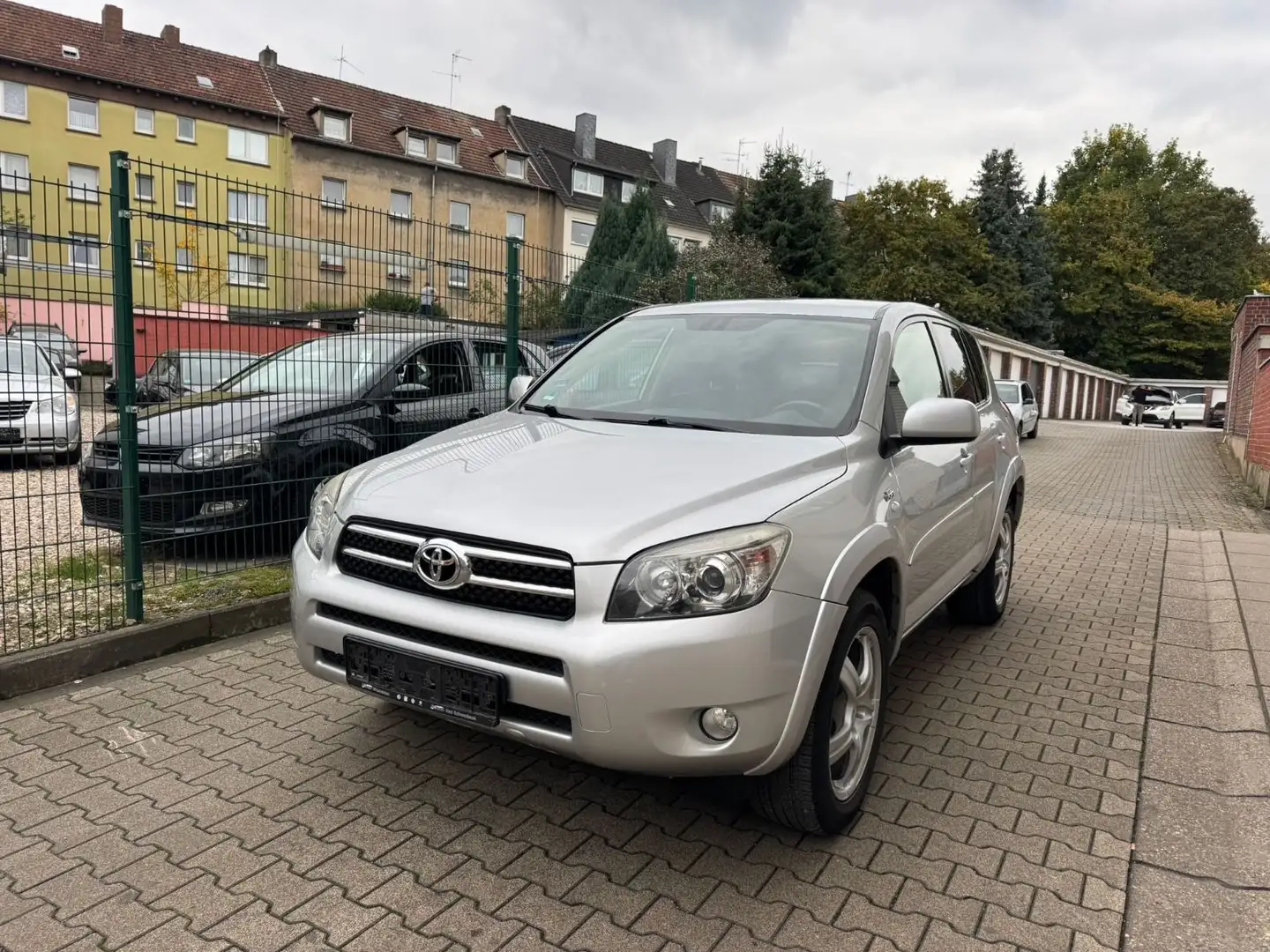 Toyota RAV 4 Executive TÜV NEU*4X4*8FACHTBEREIFT Silber - 1