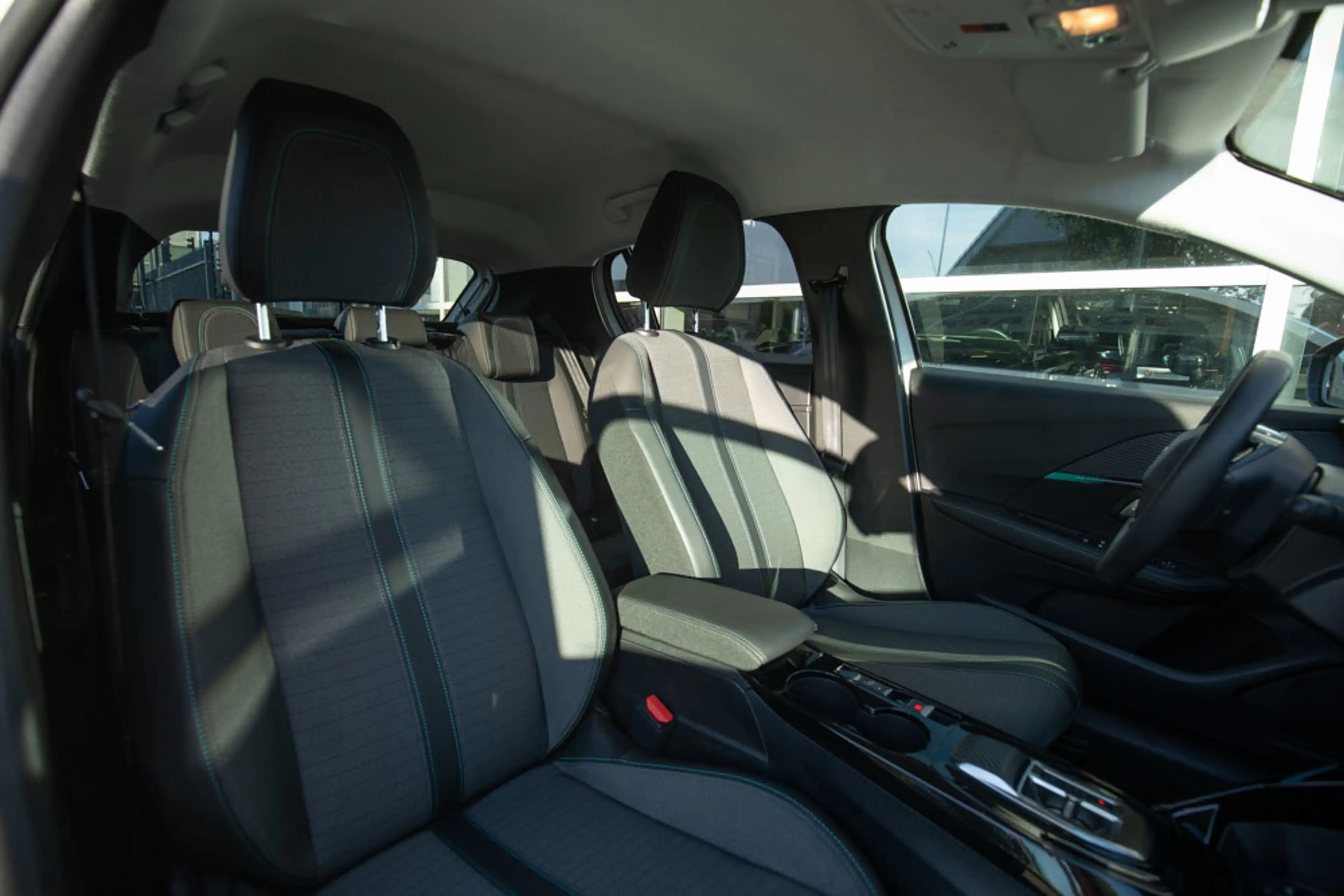 Peugeot e-208 EV Allure Pack 50 kWh — photo 20