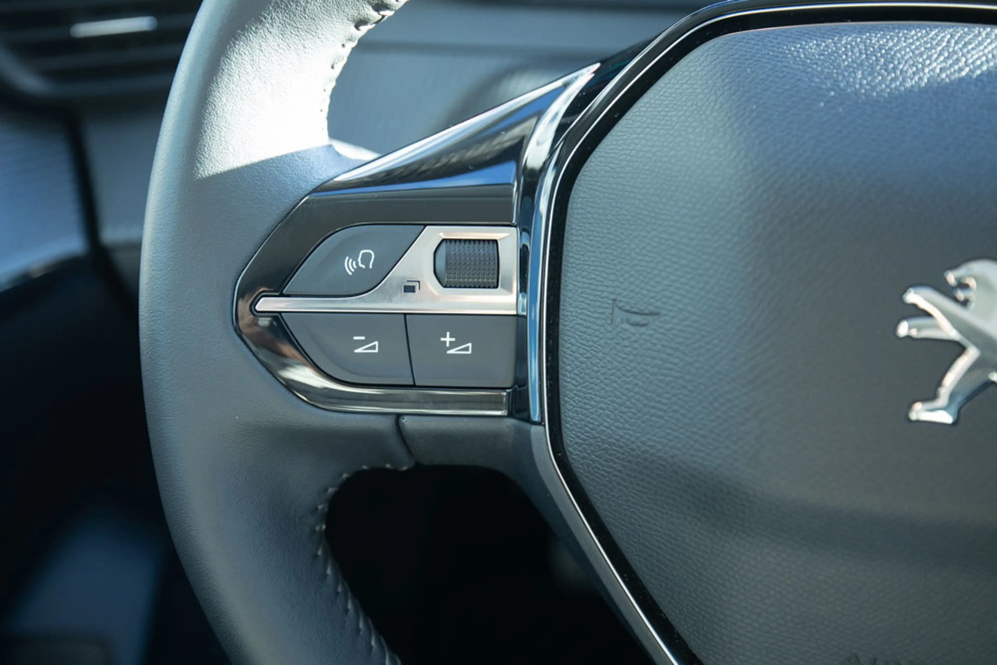 Peugeot e-208 EV Allure Pack 50 kWh — photo 23