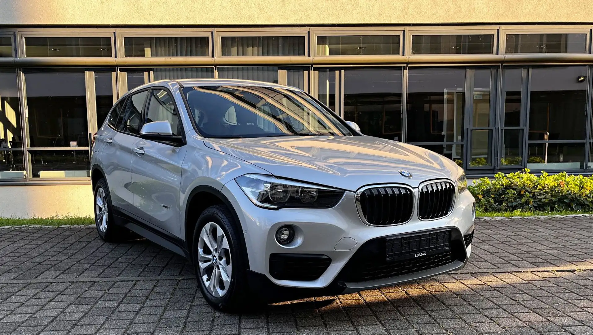 BMW X1 sDrive 18 i*Panorama*Sportsitze*Parkass*1.Hd. Argent - 1