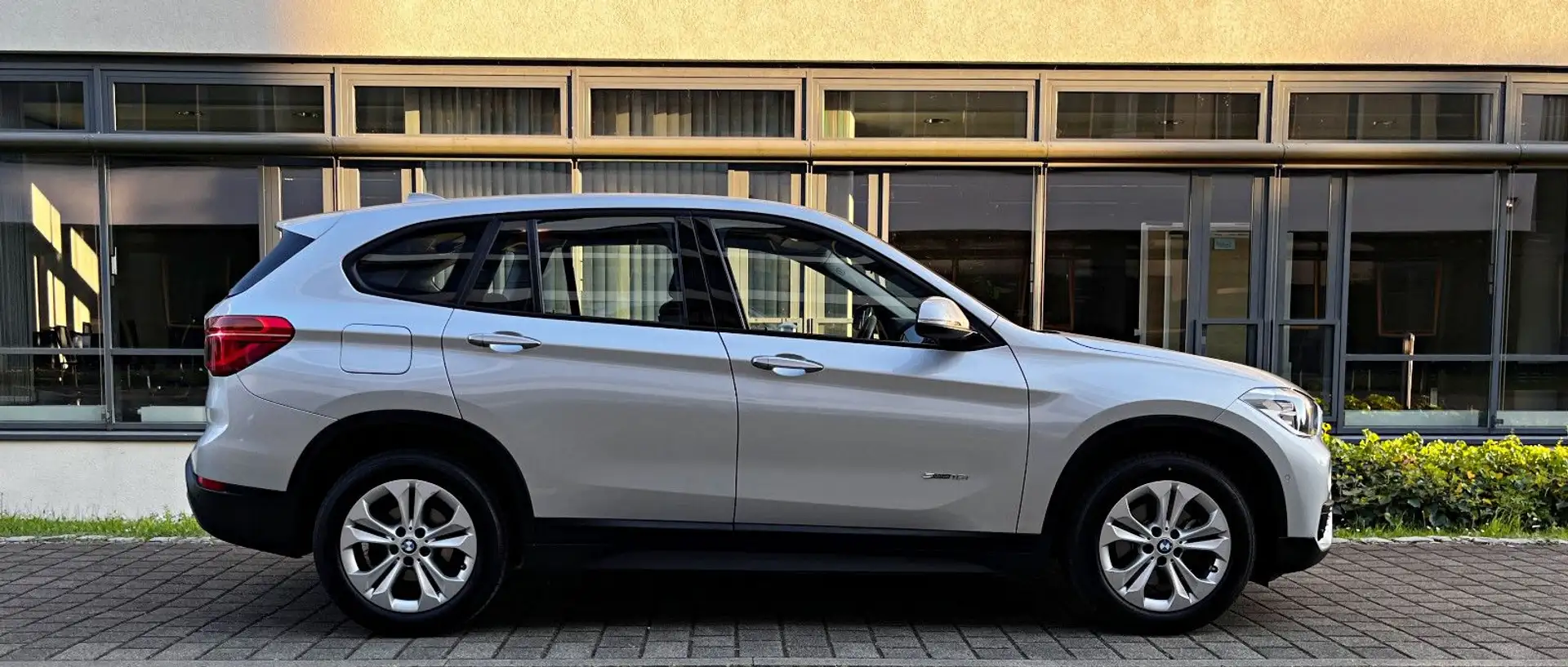 BMW X1 sDrive 18 i*Panorama*Sportsitze*Parkass*1.Hd. Argent - 2