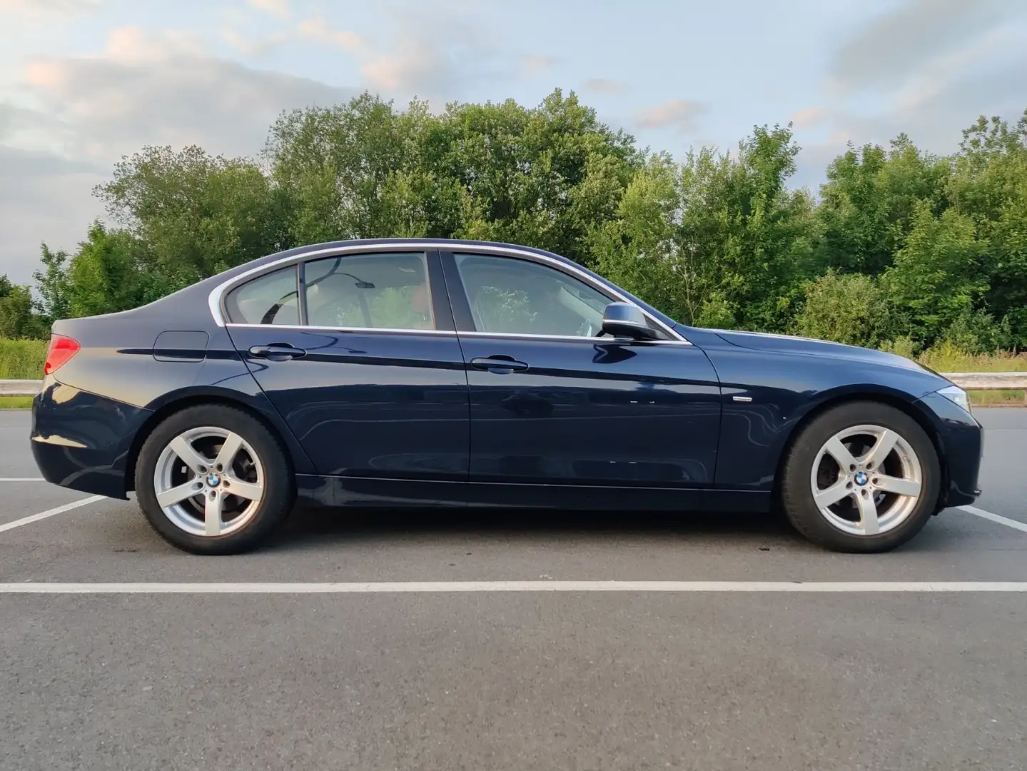 BMW 320 320i Luxury Line Blauw - 2