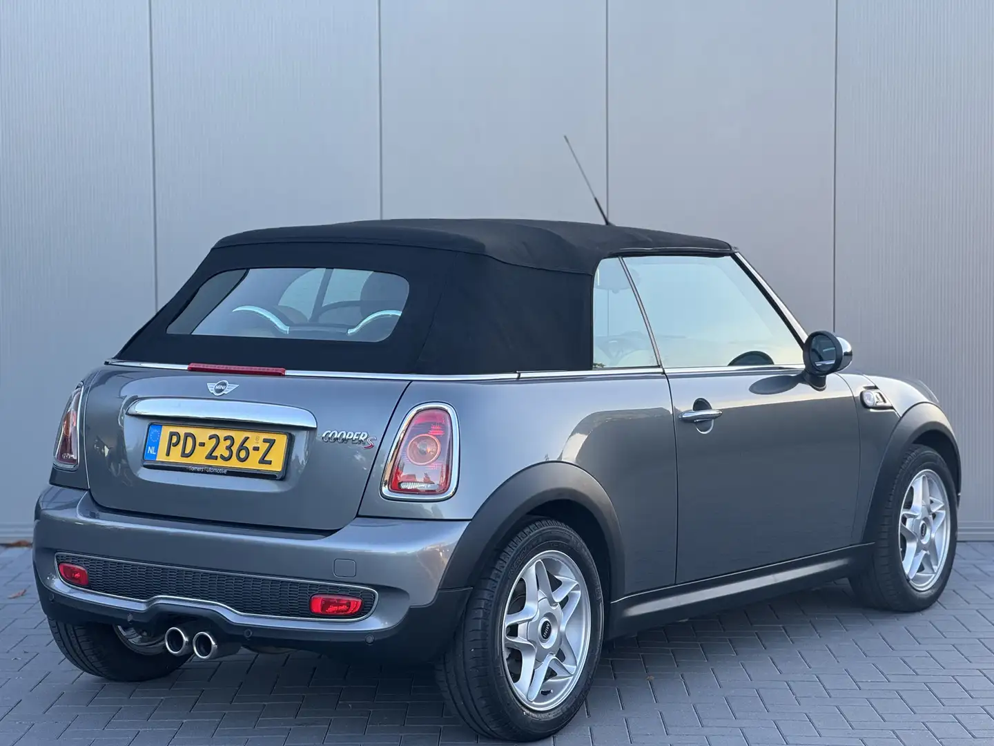 MINI Cooper S Cabrio 1.6 Automaat | Leder | 35.837km!! | YOUNGTIMER Grijs - 2