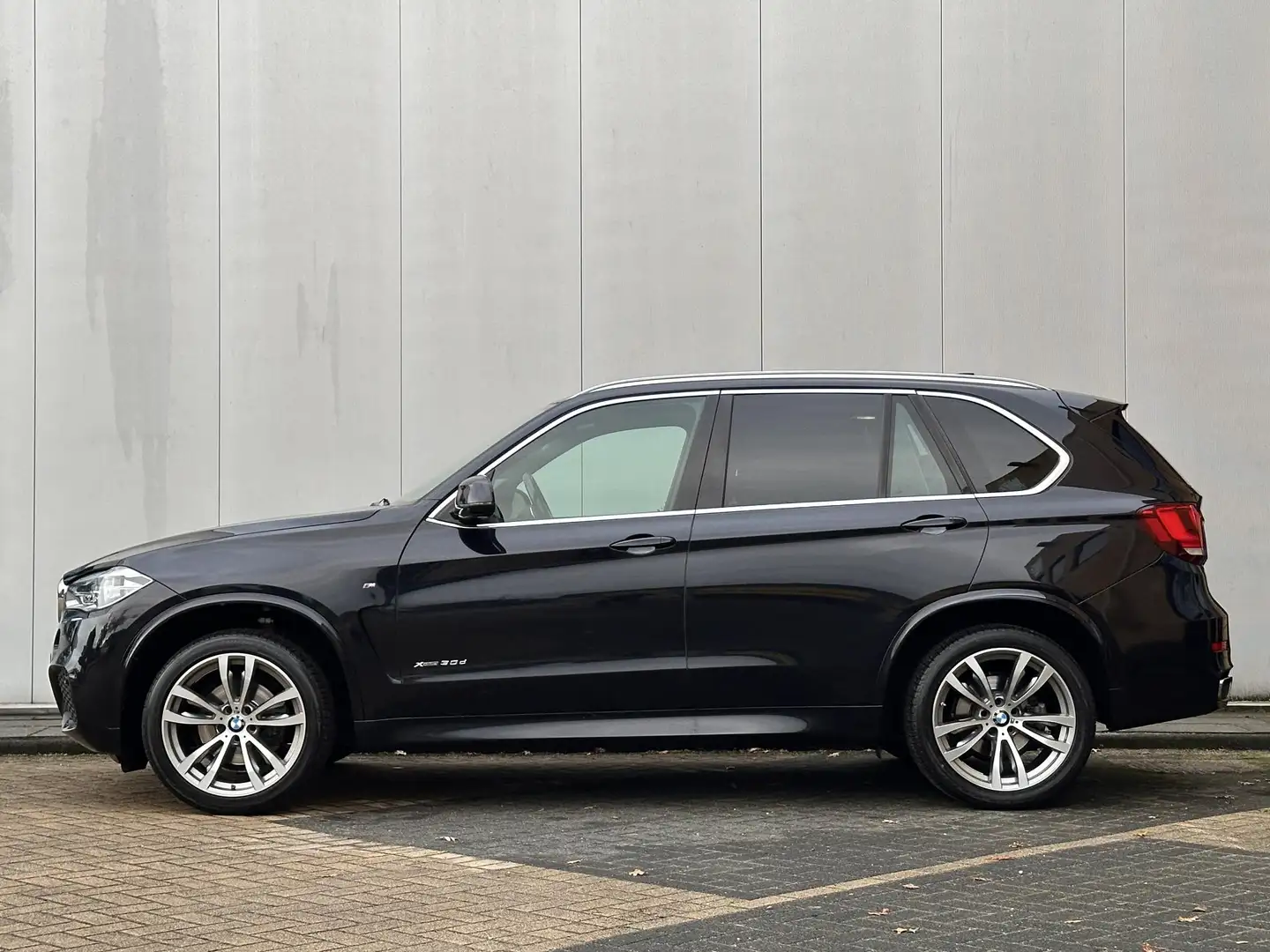 BMW X5 xDrive30d High Executive l NL Auto l M-Pakket l 36 Zwart - 2