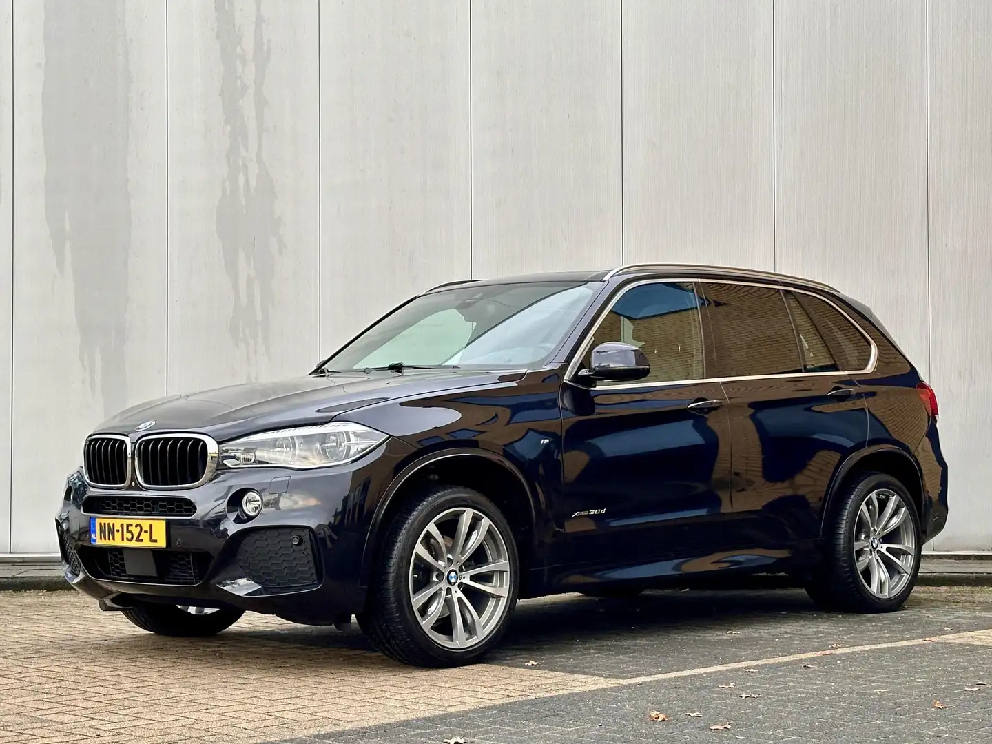 BMW X5 xDrive30d High Executive l NL Auto l M-Pakket l 36 Zwart - 1