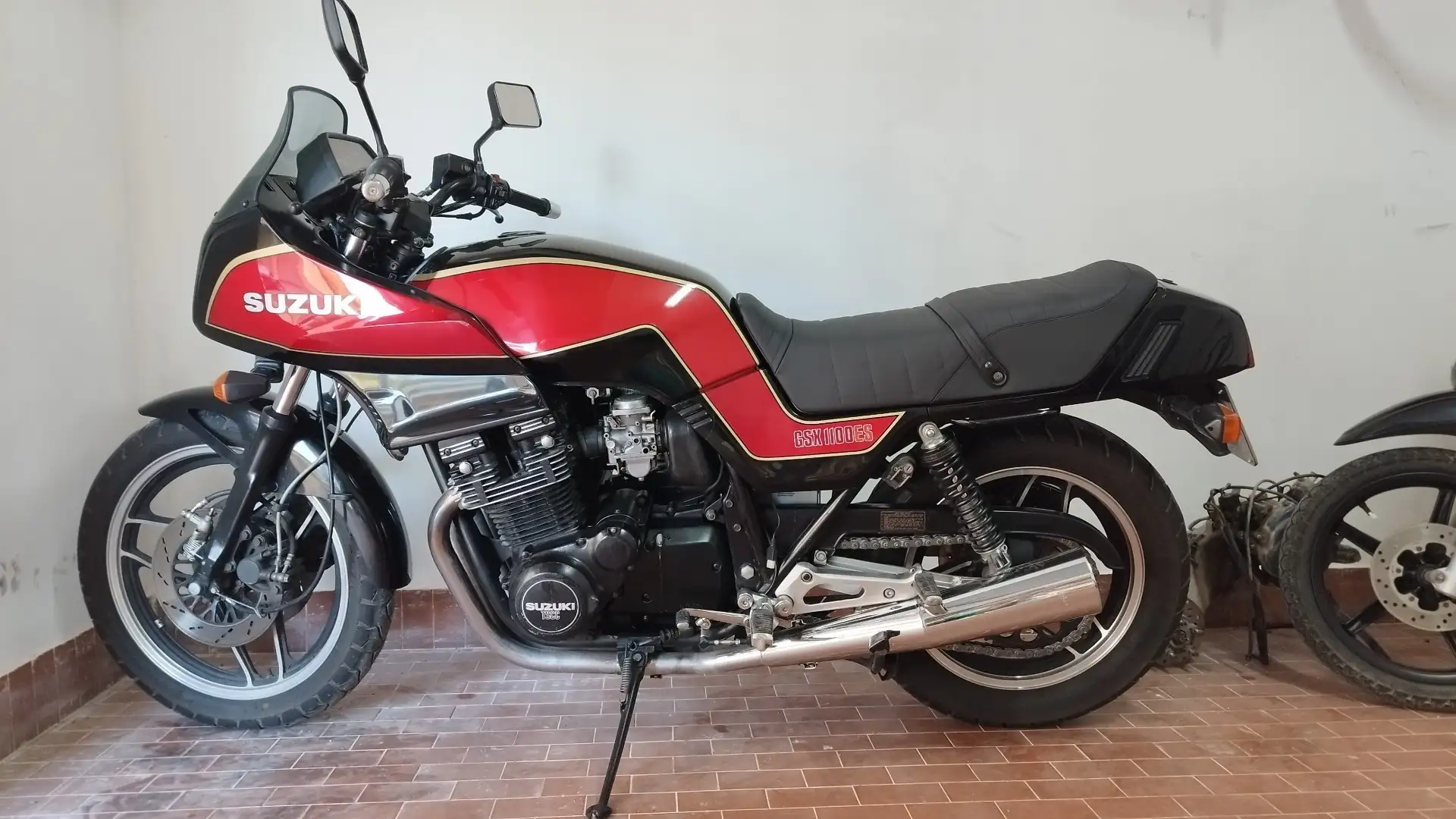 Suzuki GSX 1100 ES Rosso - 1