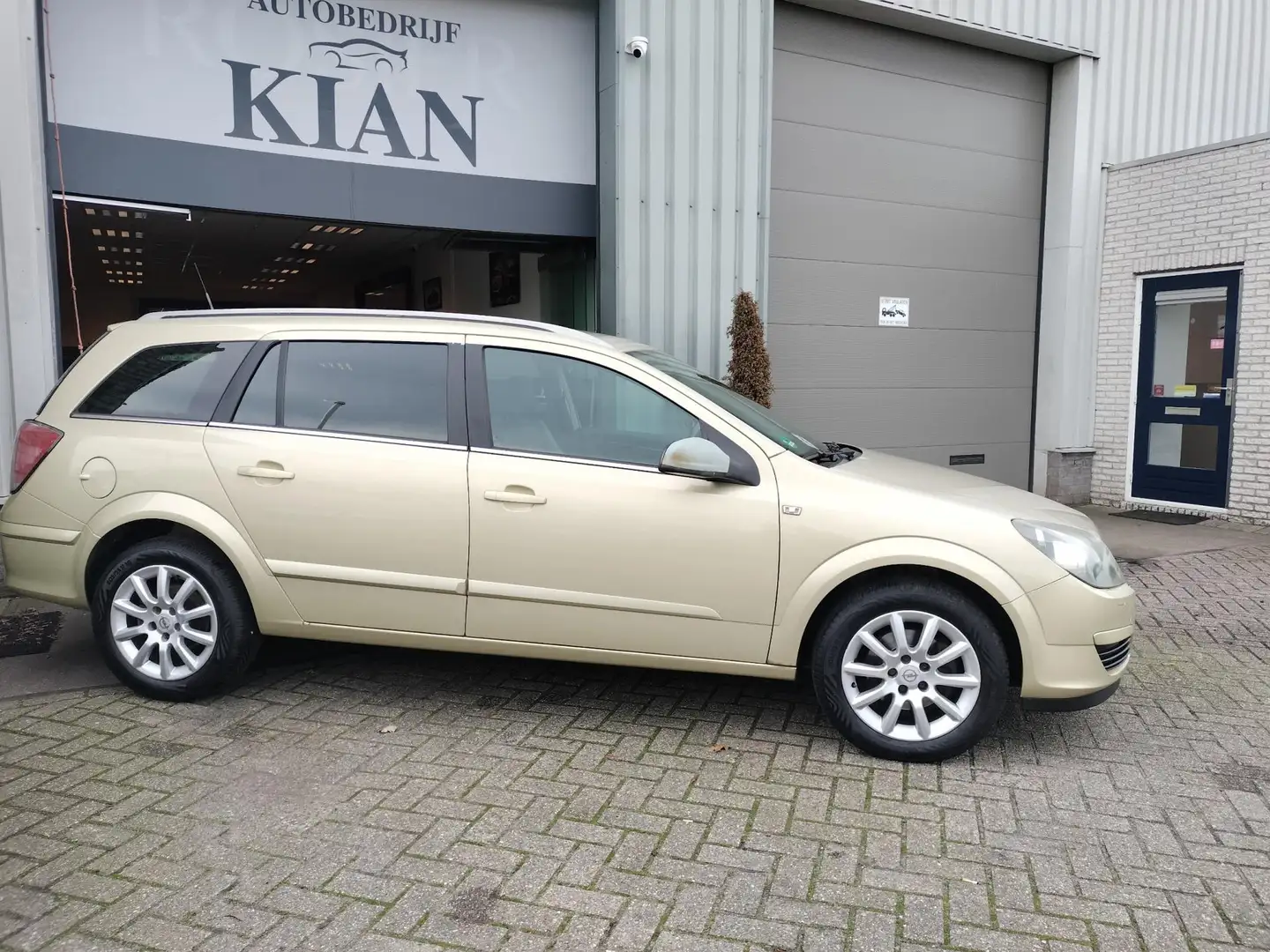 Opel Astra Wagon 1.8 Cosmo Gelb - 2